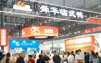 VLOG直擊長(zhǎng)沙農(nóng)博會(huì)：記者組團(tuán)打卡，舜華臨武鴨圈粉無(wú)數(shù)